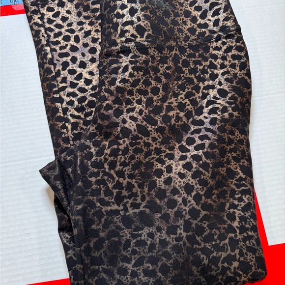 Wild Elegance Leopard Print Leggings - Picture 4 of 7